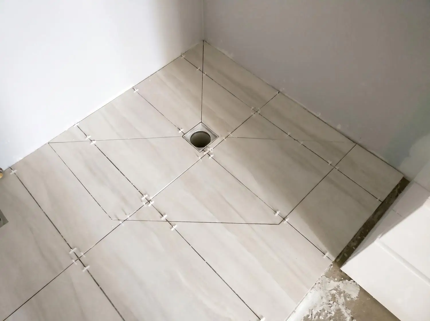 Detail of the diagonal shower base tiling