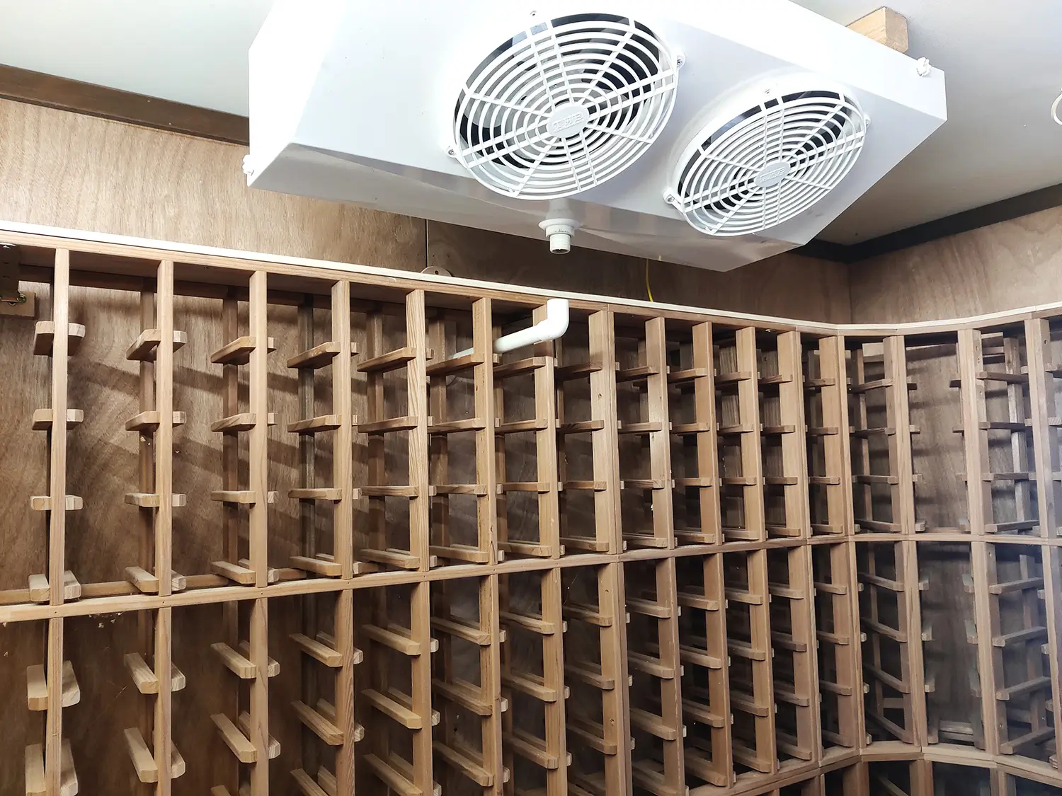 Cooling unit fitted and concealed in the ceiling